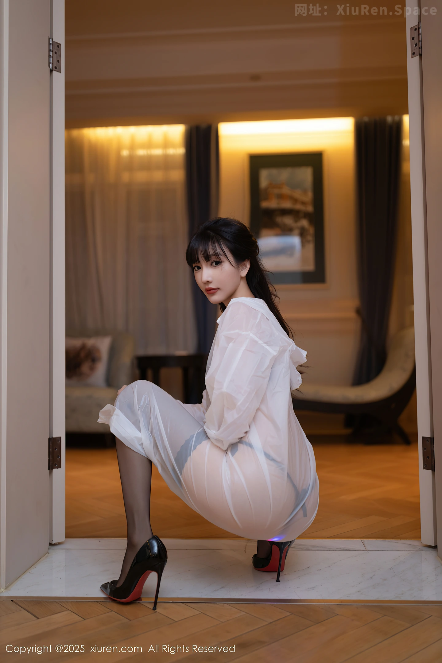 图片[6]-[XiuRen秀人网] VOL.9700 模特陆萱萱白色雨衣露性感黑色内衣配黑丝袜秀曼妙身姿诱惑写真80P-秀人网官方网站